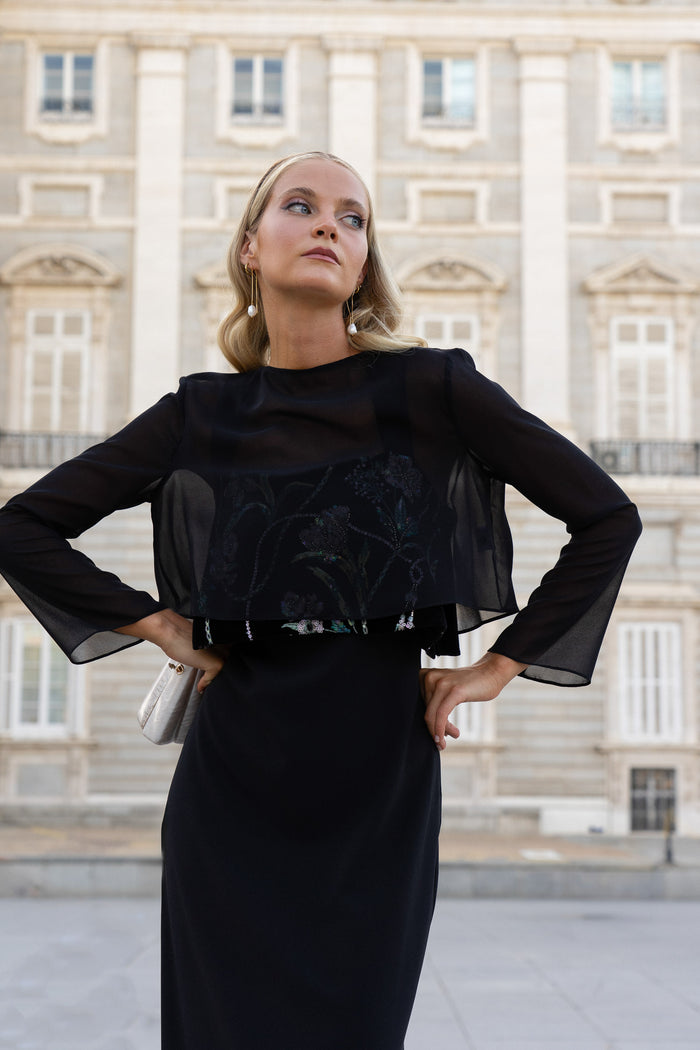 Capa Orfila Negro de Lady Pipa para completar looks de invitada.