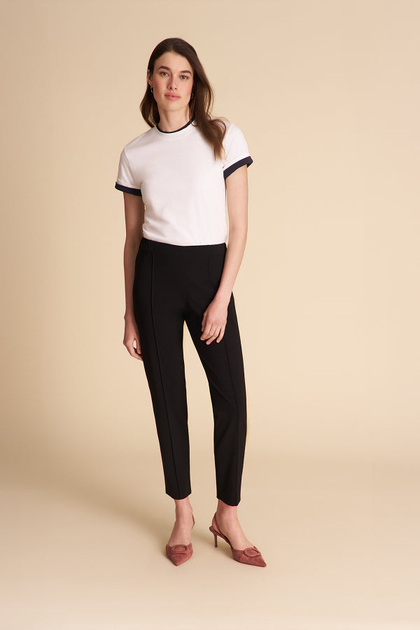 Women wearing the Leslie shirt in white on a beige background | Exclude