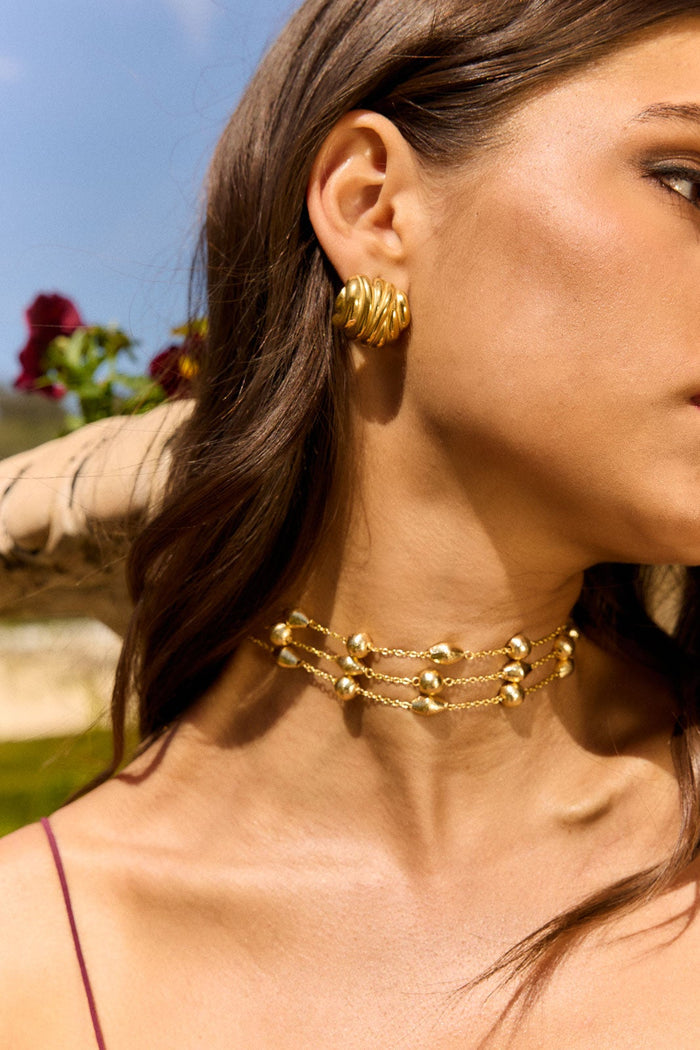 Choker Pía Dorado en Lady Pipa para completar looks de invitada.