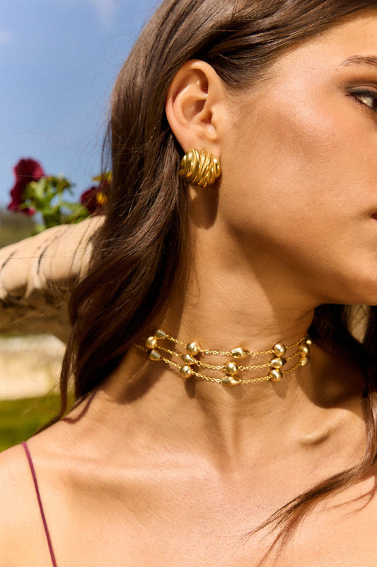 Choker Pía Dorado en Lady Pipa para completar looks de invitada.
